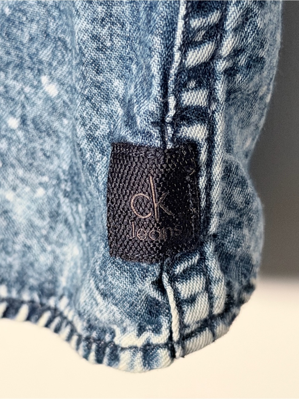 Calvin Klein Jeans Men’s Light Blue Acid-Wash Denim Button-Down Shirt - Picture 3 of 7